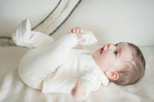 Carica l&#39;immagine nel visualizzatore di Gallery, Completino nascita NaturaPura/Two piece Round collar shirt and  Footsie pants with crochet teddy - HOPLA&#39; PARMA Baby Collections
