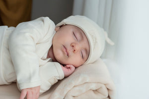 Cuffietta nascita con nodo NaturaPura/ Cap with a knot - HOPLA' PARMA Baby Collections